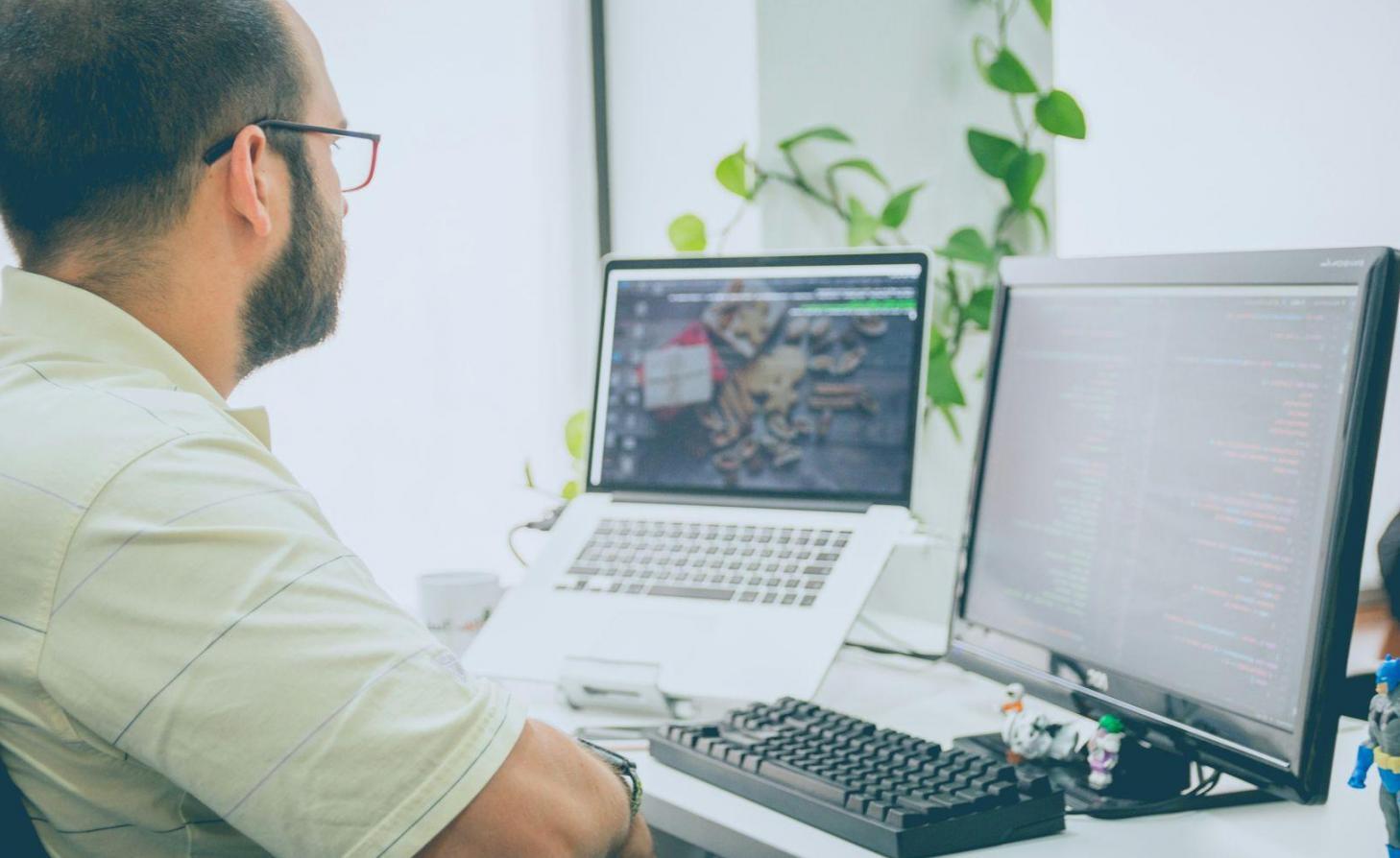 Espace de travail organisé avec outils de planification financière